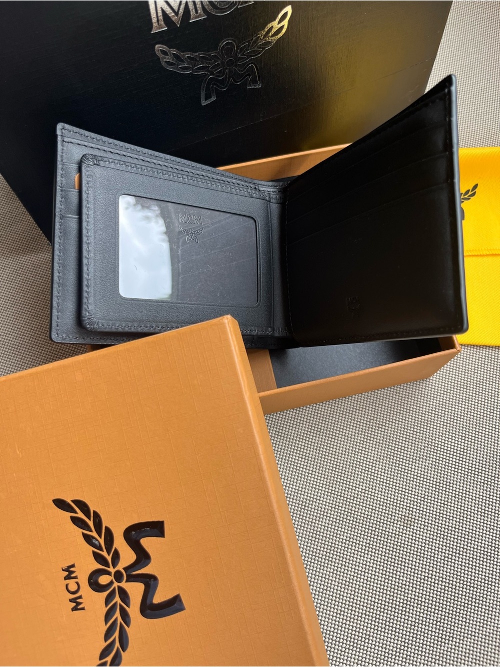 MCM Black Leather Bi-Fold wallet. 💯 authentic - Picture 4 of 10